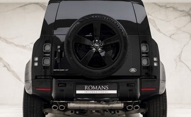 Land Rover Defender 110 V8 Bond Edition 5