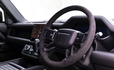 Land Rover Defender 110 V8 Bond Edition 9