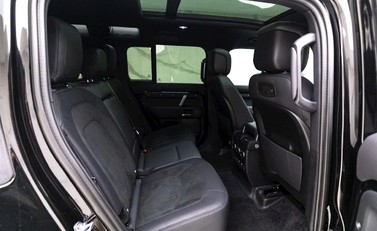 Land Rover Defender 110 V8 Bond Edition 13