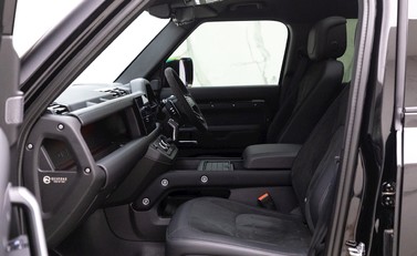 Land Rover Defender 110 V8 Bond Edition 14