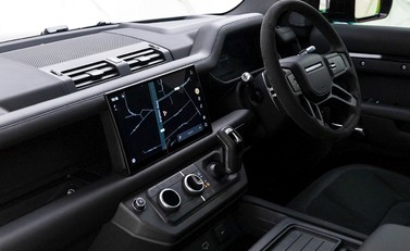 Land Rover Defender 110 V8 Bond Edition 15