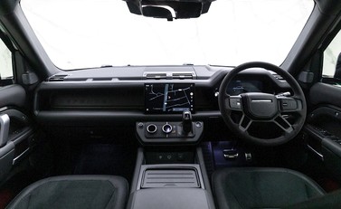 Land Rover Defender 110 V8 Bond Edition 16