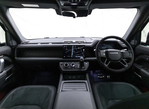 Land Rover Defender 110 V8 Bond Edition 16