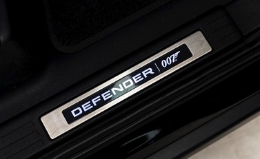 Land Rover Defender 110 V8 Bond Edition 22