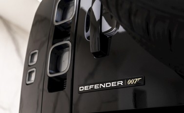 Land Rover Defender 110 V8 Bond Edition 27