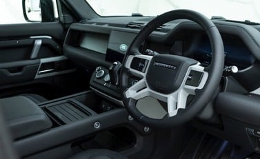 Land Rover Defender 110 D300 Hard Top X-Dynamic HSE 8