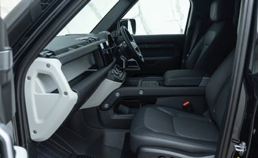 Land Rover Defender 110 D300 Hard Top X-Dynamic HSE 11