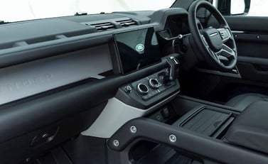 Land Rover Defender 110 D300 Hard Top X-Dynamic HSE 12