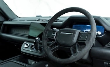 Land Rover Defender 90 V8 Bond Edition 9