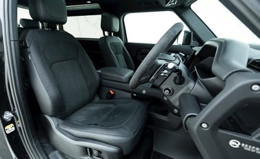 Land Rover Defender 90 V8 Bond Edition 10