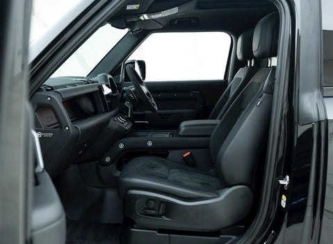 Land Rover Defender 90 V8 Bond Edition 13