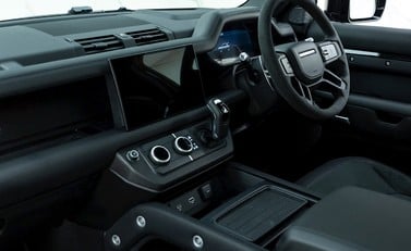 Land Rover Defender 90 V8 Bond Edition 14