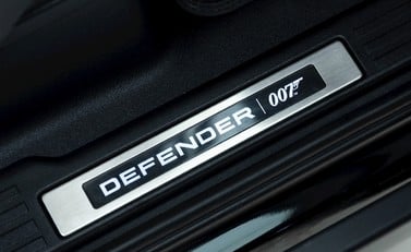 Land Rover Defender 90 V8 Bond Edition 19