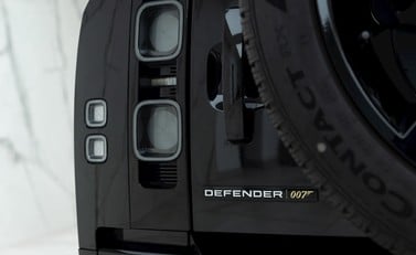 Land Rover Defender 90 V8 Bond Edition 25
