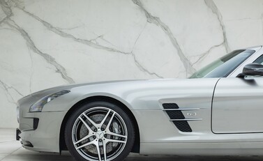 Mercedes-Benz SLS AMG 27