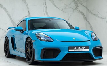 Porsche 718 Cayman GT4 1