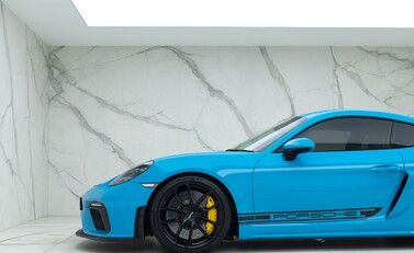 Porsche 718 Cayman GT4 23