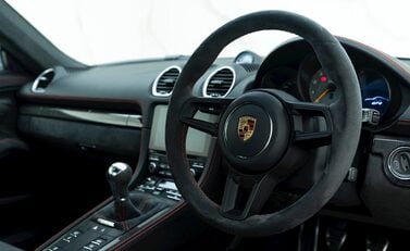Porsche 718 Cayman GT4 9