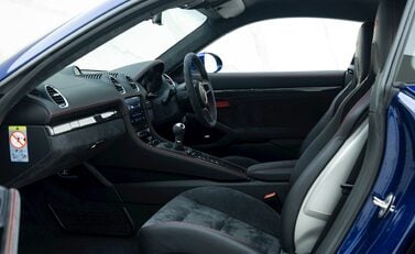 Porsche 718 Cayman GT4 12