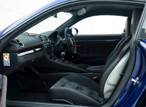 Porsche 718 Cayman GT4 12