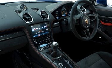 Porsche 718 Cayman GT4 13