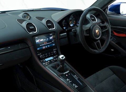 Porsche 718 Cayman GT4 13