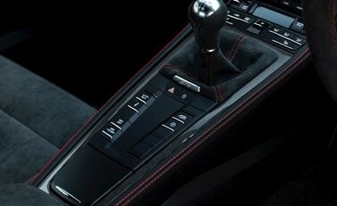 Porsche 718 Cayman GT4 17