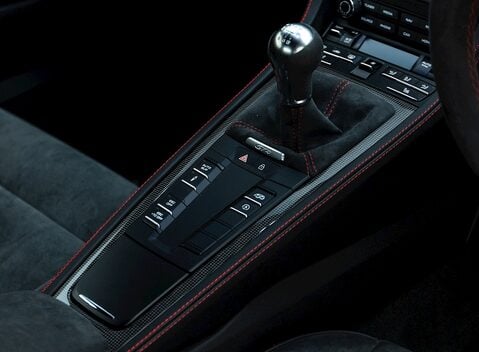 Porsche 718 Cayman GT4 17