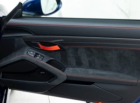 Porsche 718 Cayman GT4 18