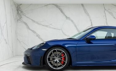 Porsche 718 Cayman GT4 23