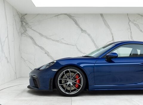 Porsche 718 Cayman GT4 23