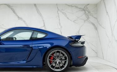 Porsche 718 Cayman GT4 24