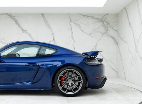 Porsche 718 Cayman GT4 24