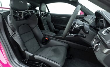 Porsche 718 Cayman GT4 10