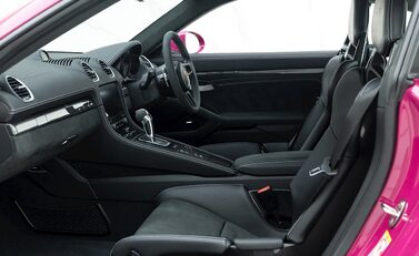 Porsche 718 Cayman GT4 12