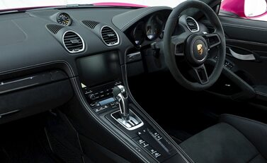 Porsche 718 Cayman GT4 13