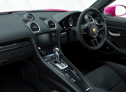 Porsche 718 Cayman GT4 13