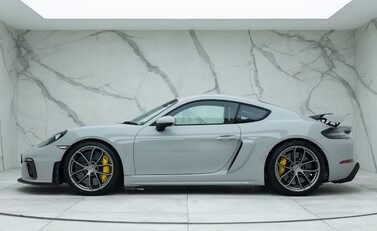 Porsche 718 Cayman GT4 2