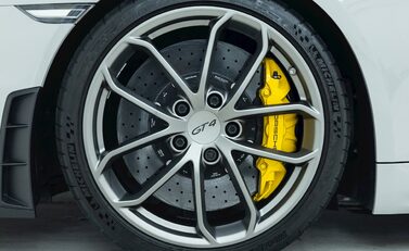 Porsche 718 Cayman GT4 8