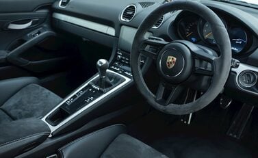 Porsche 718 Cayman GT4 9