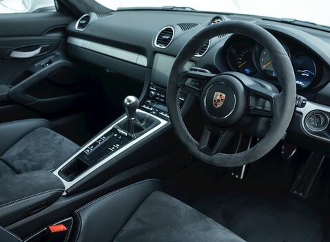 Porsche 718 Cayman GT4 9