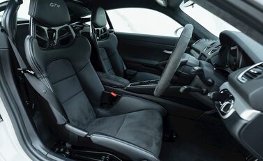 Porsche 718 Cayman GT4 10