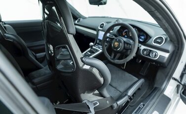 Porsche 718 Cayman GT4 13
