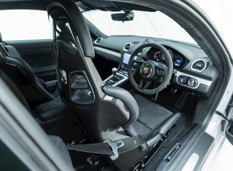 Porsche 718 Cayman GT4 13