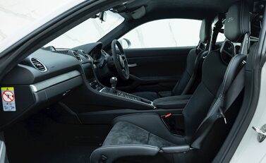 Porsche 718 Cayman GT4 15