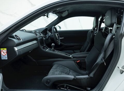 Porsche 718 Cayman GT4 15