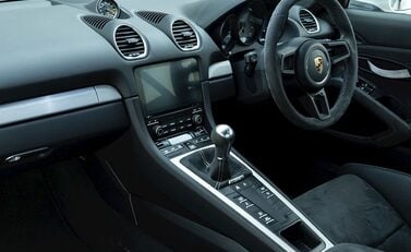 Porsche 718 Cayman GT4 16