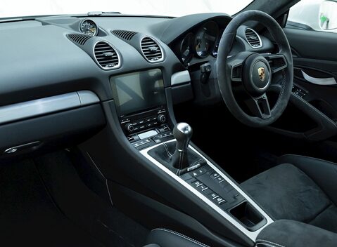 Porsche 718 Cayman GT4 16