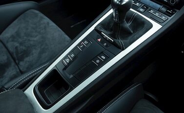 Porsche 718 Cayman GT4 21