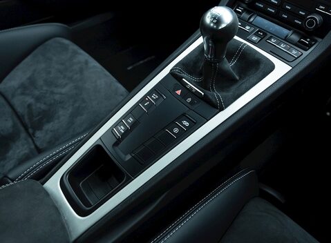 Porsche 718 Cayman GT4 21